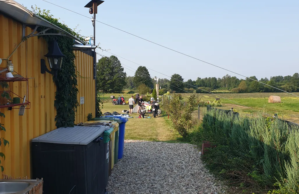 Pole Namiotowe Mikołajki Miejsce kamperowe i namiotowe - Cud nad Pisą 1