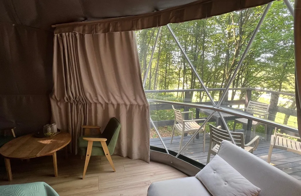 AlohaCamp Domek kapsułowy Deluxe na palach pośród drzew 3