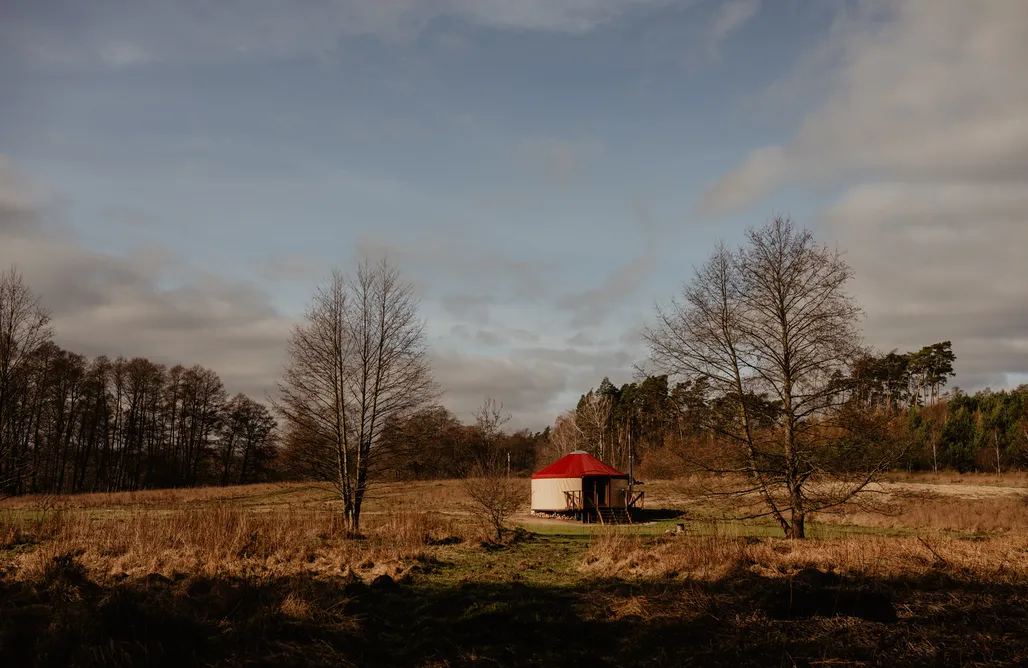 Samodzielny Domek nad Jeziorem z Własną Linią Brzegową Łąka Gwiazd Jurty Czapla 1