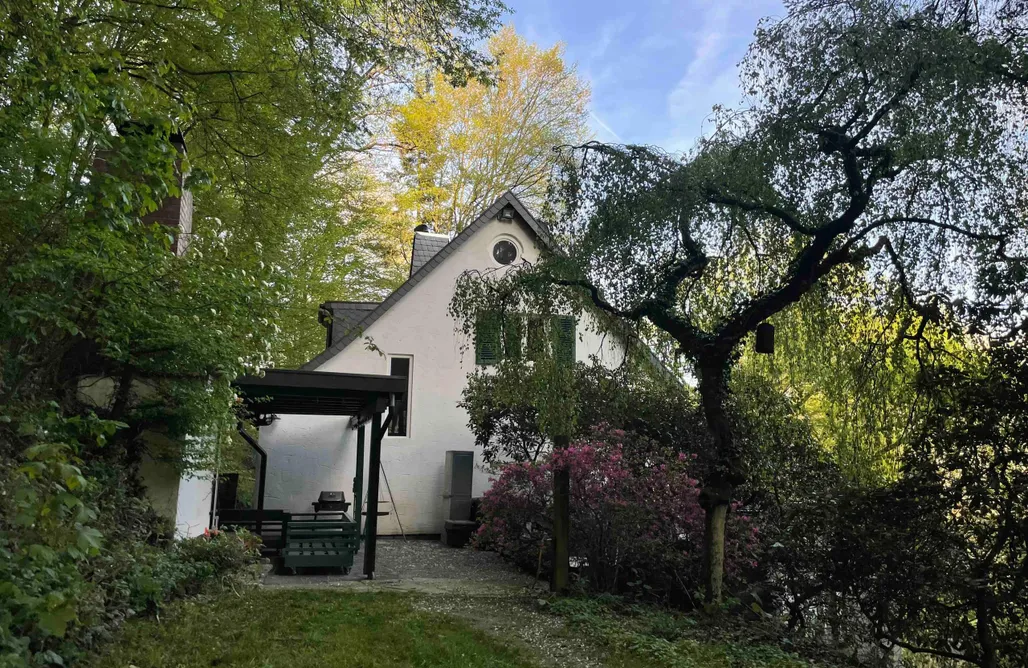 Hanfbachhaus Retreat mit Panorama Sauna, Yoga Raum, Kamin, Wald, Bach & Wohnwagen AlohaCamp