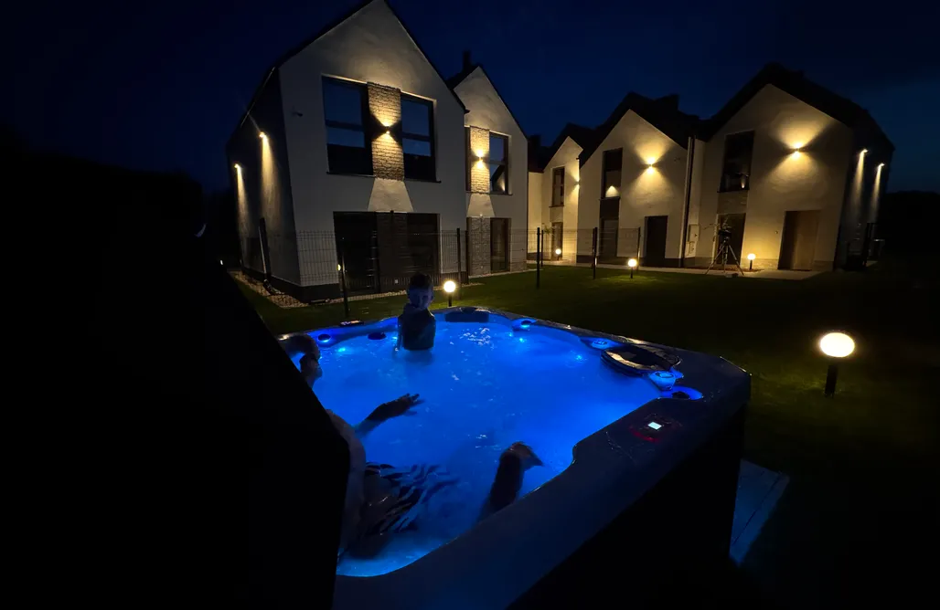Osada Porzeczkowa | Całoroczne domy z ogrodem i jacuzzi nad jeziorem AlohaCamp