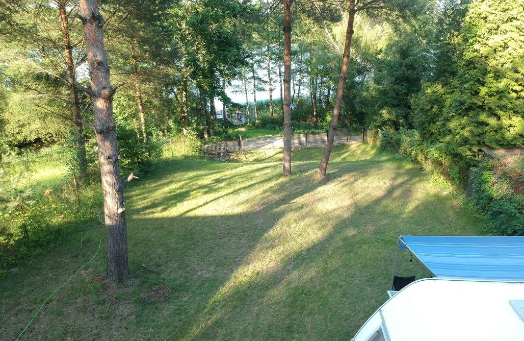 Camping Gdańsk Miejsce kamperowe i namiotowe - Kraina Elfów - Działka nad jeziorem z pomostem, cała na wyłączność 1