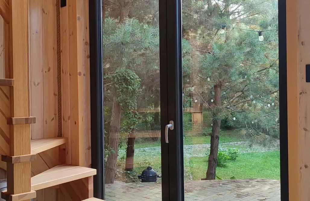 Bosco Tu - fienili neri sopra il burrone | Sauna & Reset Forestale a Kalwa AlohaCamp