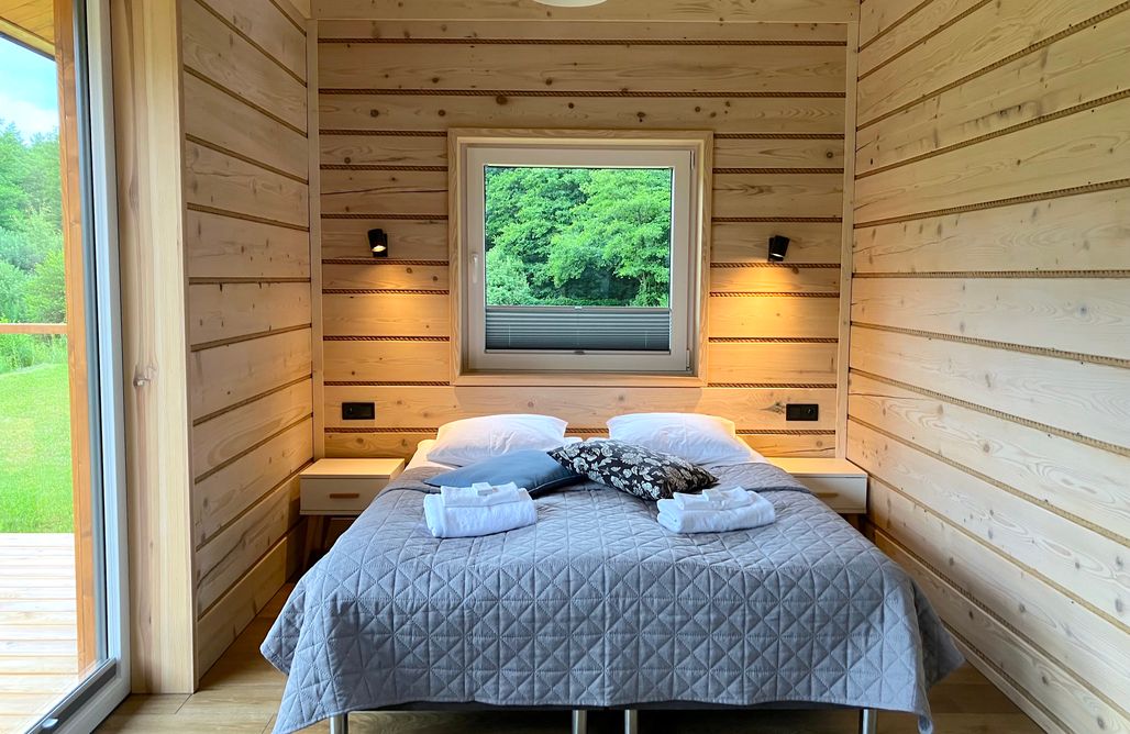 AlohaCamp accommodation 2 os Domek z balią jacuzzi kominkiem jeden w otoczeniu lasu 5