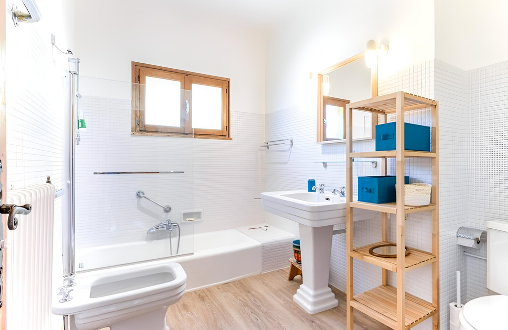 AlohaCamp Le Fartot: Rustic House with Private Dock. 1