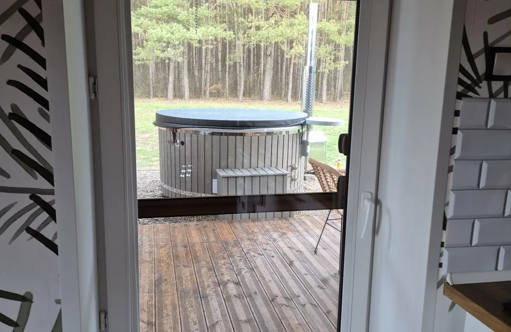 Glamping Warszawa Szyszkowy Domek z balią  1