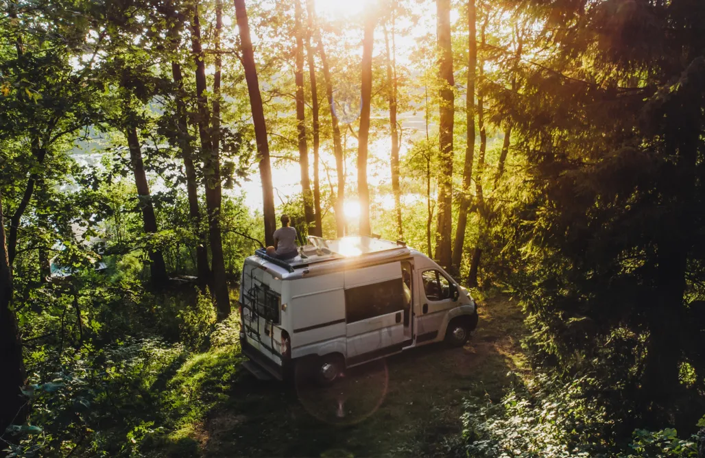 Campervan z tarasem na dachu AlohaCamp