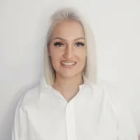 Milena Gastgebe Czilówka. Entspannung am Waldrand.