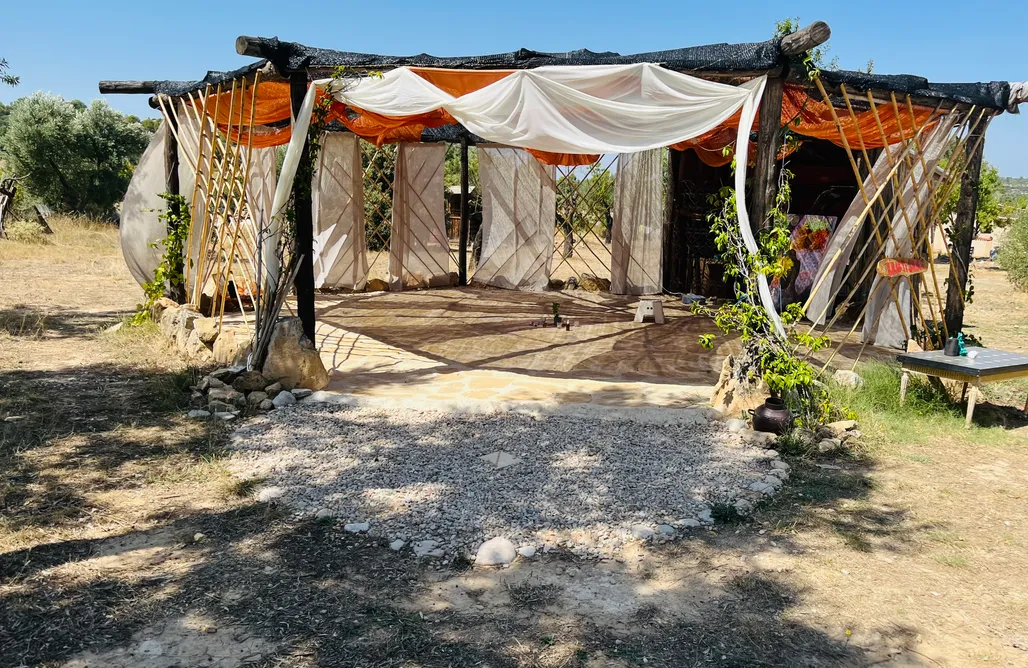 Alojamiento en Aldea Cabaña Ganesha – Refugio de Madera en Kurkum Farm 1