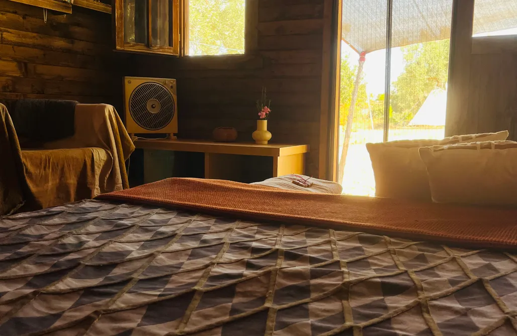 alojamientos AlohaCamp Cabaña Ganesha – Refugio de Madera en Kurkum Farm 4