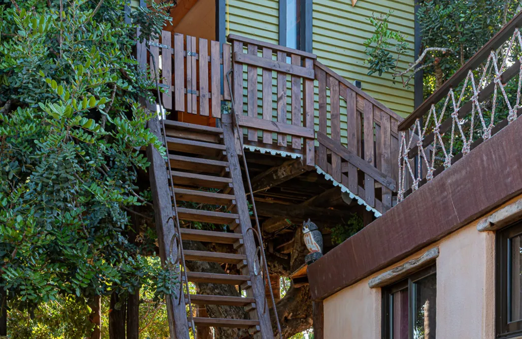 Alojamiento en Canyelles Tierra de Arte - Casa del Árbol, Cabaña Triángulo y Carromato de Circo 1