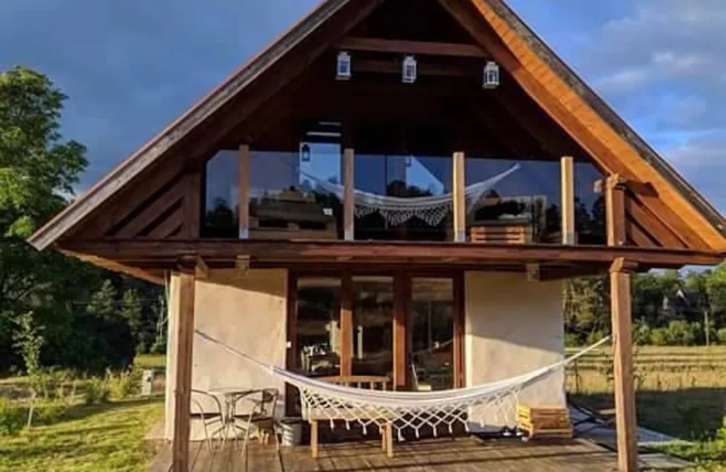 noclegi AlohaCamp Dwie Morgi Roztocza - domek z gliny i słomy 1