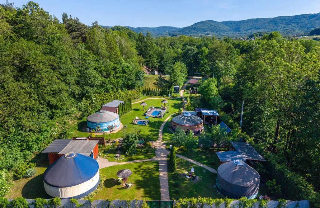 Aloha Glamp - Całoroczne jurty z prywatną balią, sauną. Las, rzeka, stok narciarski.  AlohaCamp