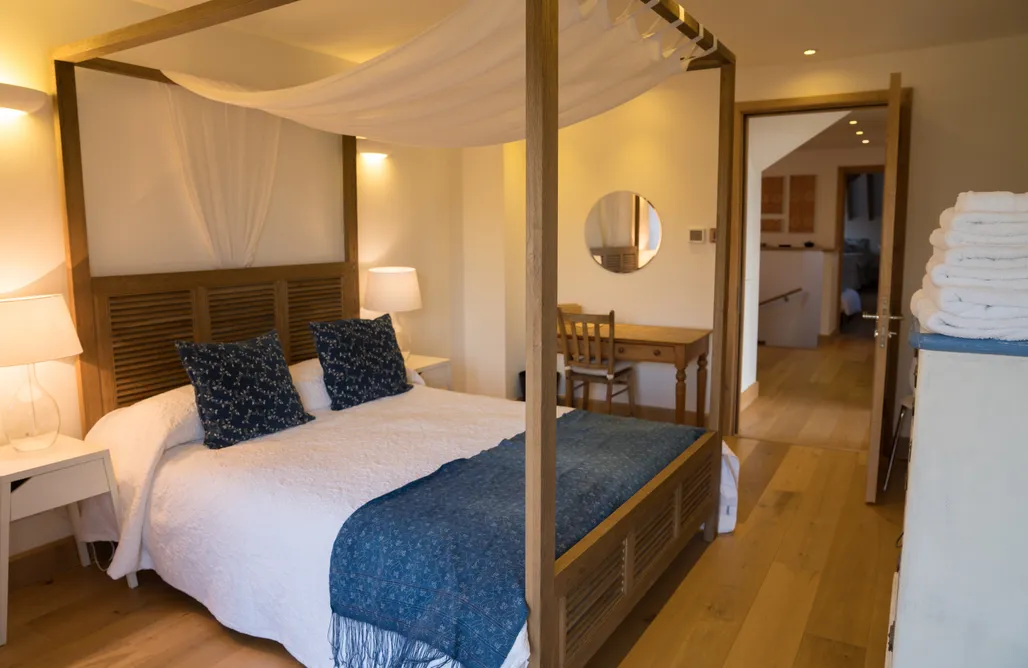 AlohaCamp Room 1 - King with four poster bed 4