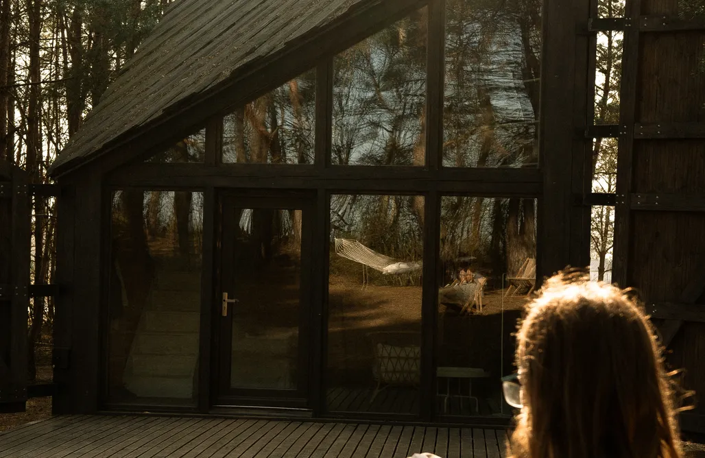 Unterkunft AlohaCamp Bookworm Cabins - domek z kominkiem wypełniony książkami 1