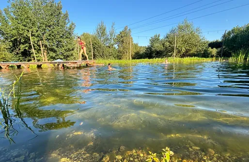 Zdjęcie obiektu Ośmiokątny dom z widokiem na naturalny basen