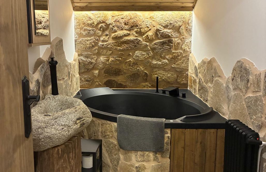 Hébergement AlohaCamp Maison Hobbit dans la Forêt : Une Évasion Magique de Conte 1