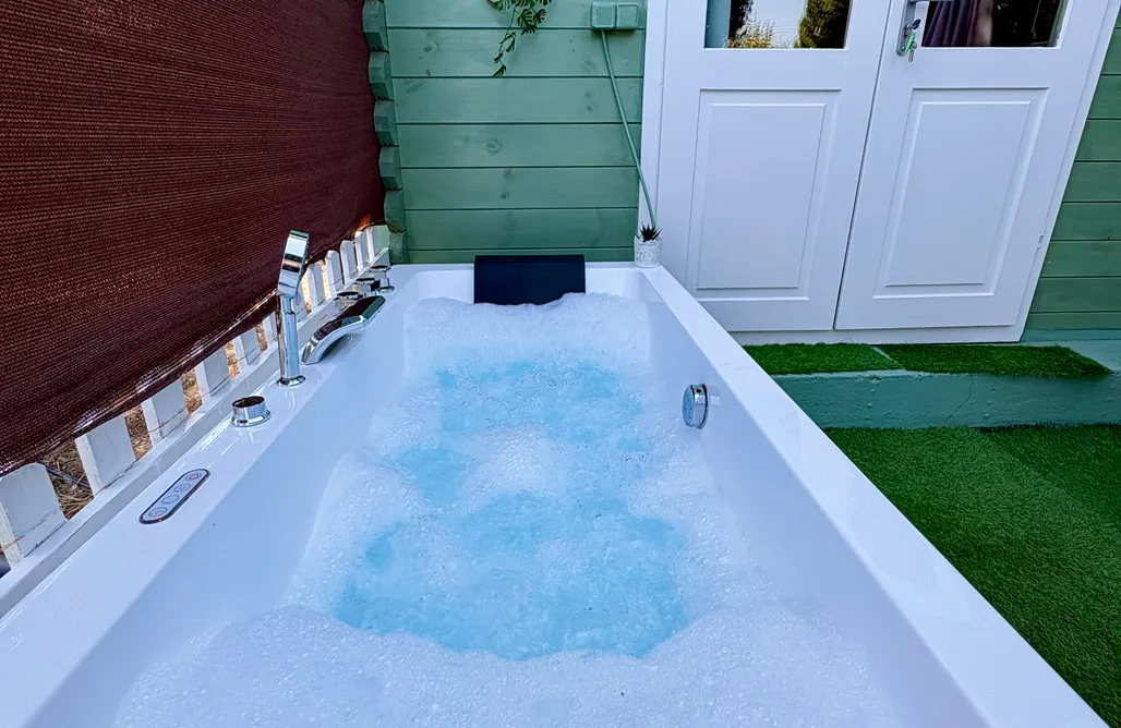 Hébergement AlohaCamp Tiny House Deluxe con jacuzzi 5