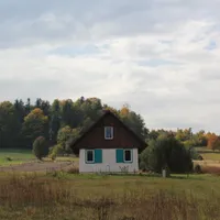 Mateusz gospodarz Dwie Morgi Roztocza - domek z gliny i słomy
