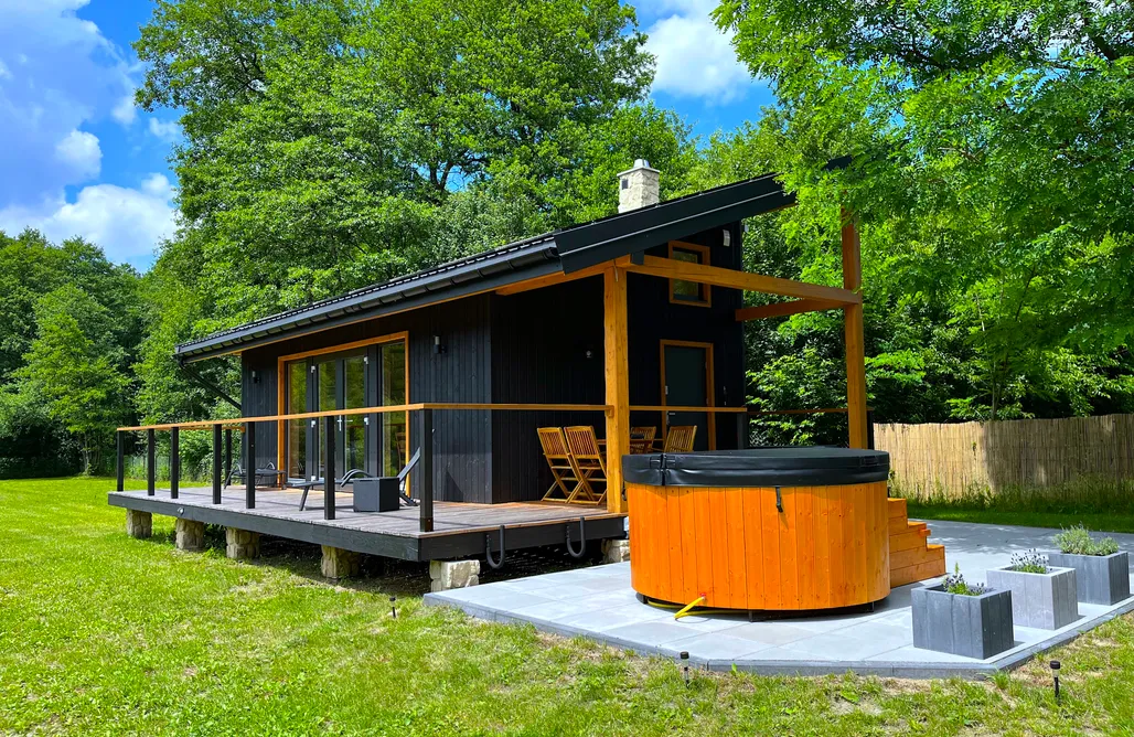AlohaCamp accommodation 2 os Domek z balią jacuzzi kominkiem jeden w otoczeniu lasu 3