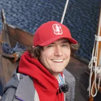 George gospodarz Aura House 