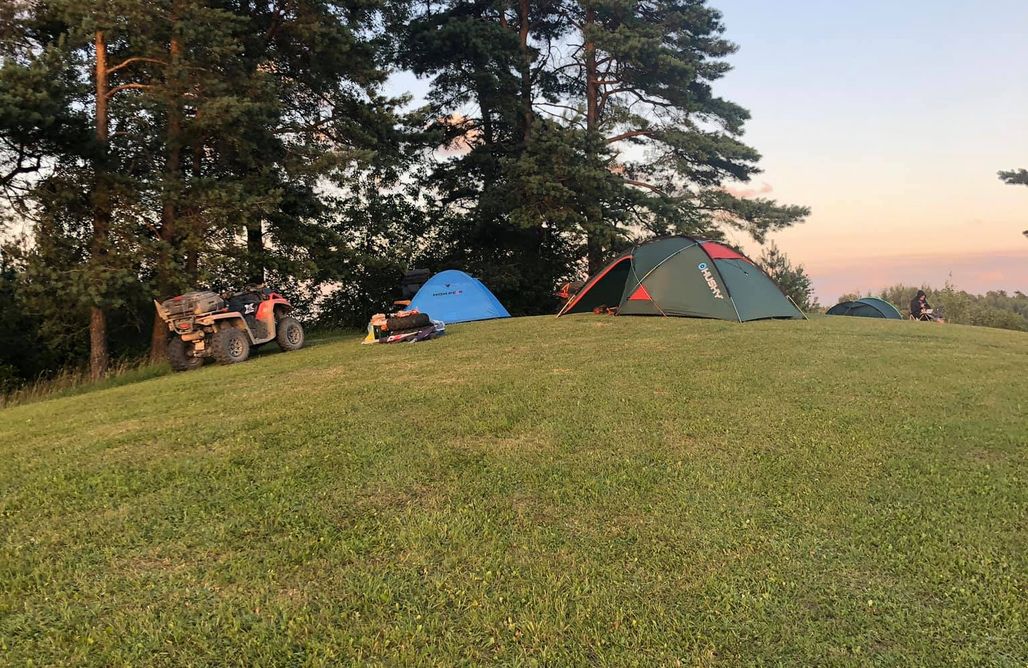 Pole campingowe Giżycko  Miejsce kamperowe i namiotowe - Szarejkowy CampGlamp 2