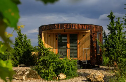 Zdjęcie obiektu Obrotowy spokój - zakręcony domek, który zmienia perspektywę