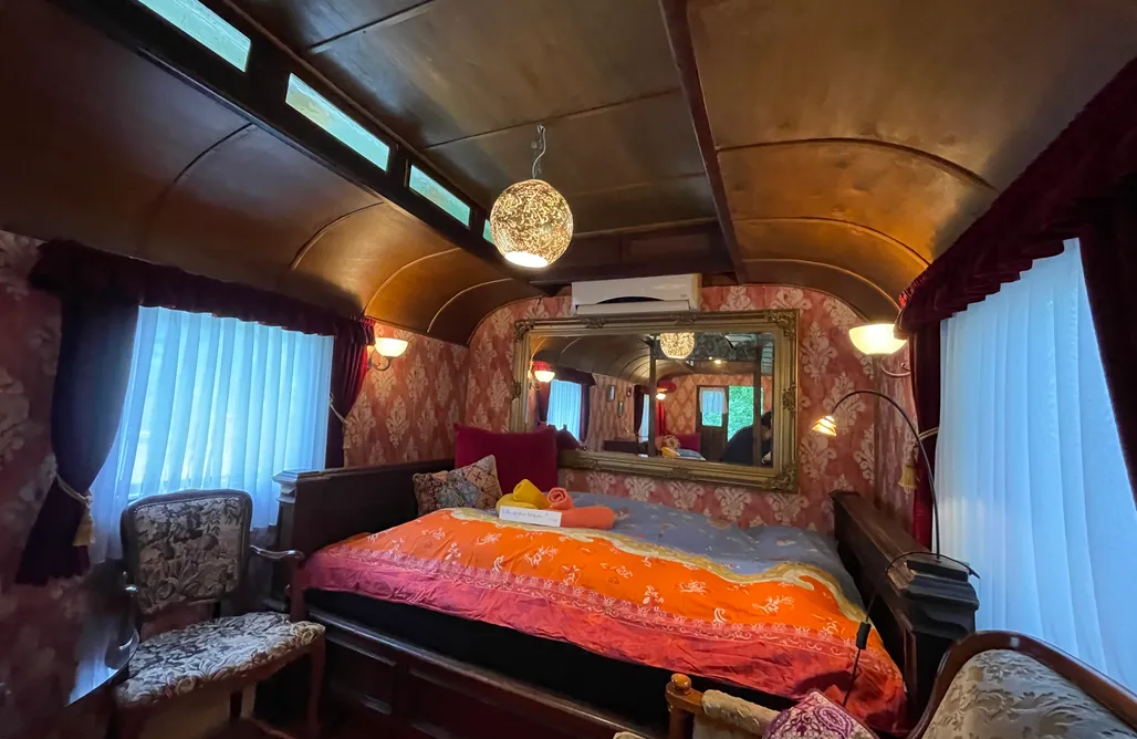 AlohaCamp Historischer Zirkuswagen mit Terrasse am Bach 4