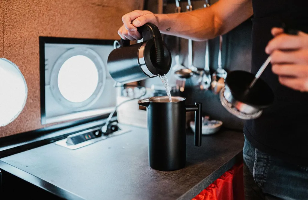 AlohaCamp Flugzeug im Garten 4