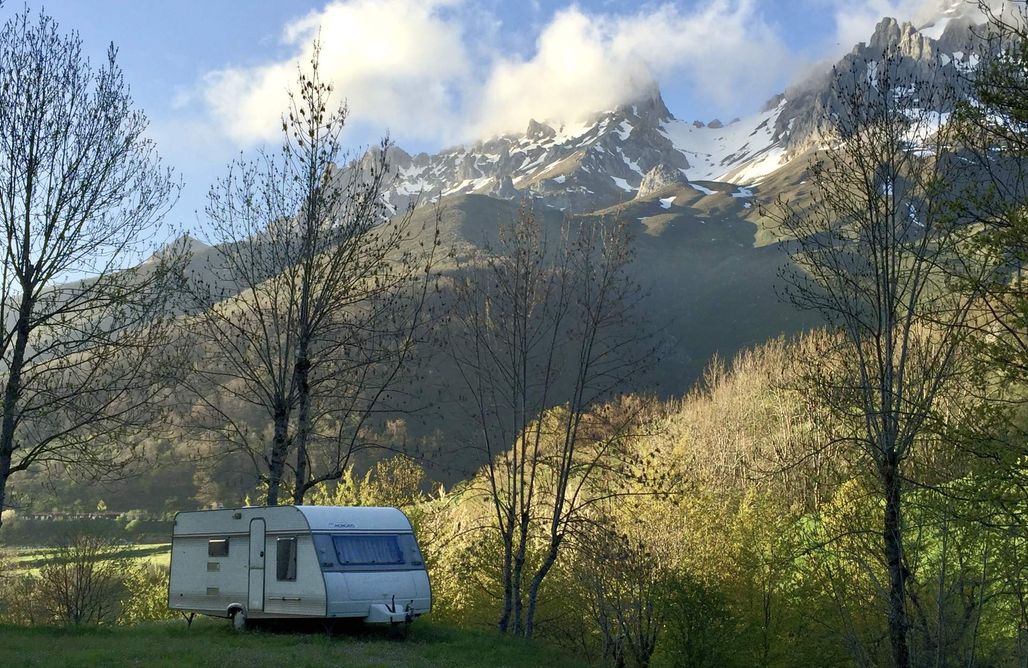 AlohaCamp accommodation Camping en la garganta del Cares: Alojamiento en caravana estacionada 2