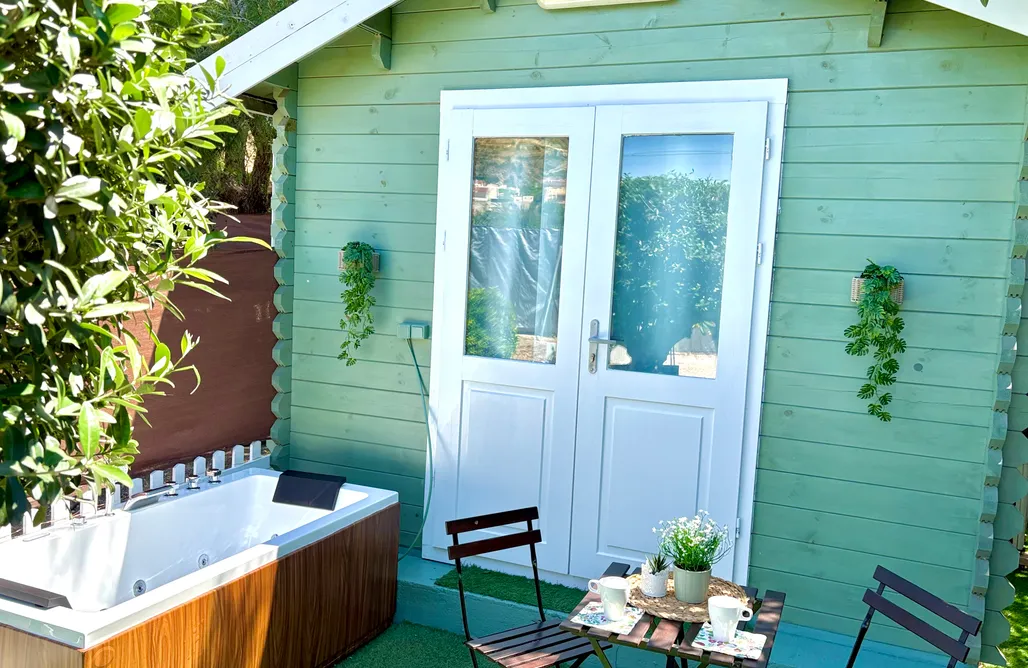 Hébergement AlohaCamp Tiny House Deluxe con jacuzzi 4