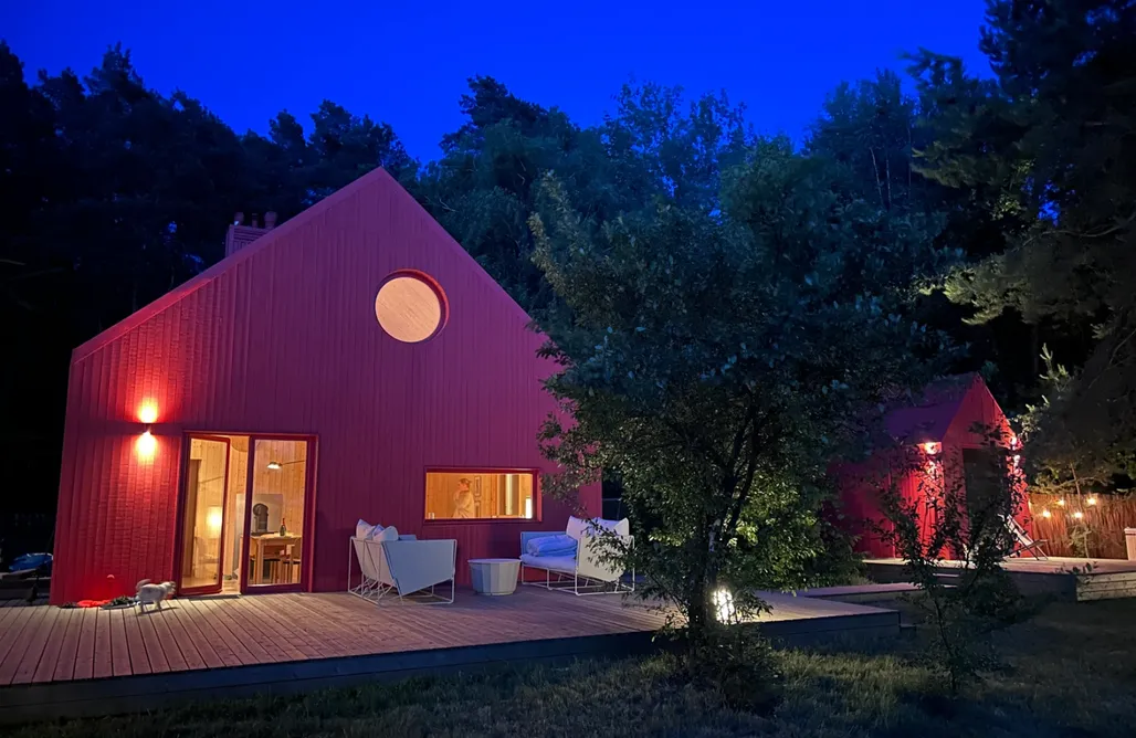 AlohaCamp accommodation Czerwony Domek między drzewami 5