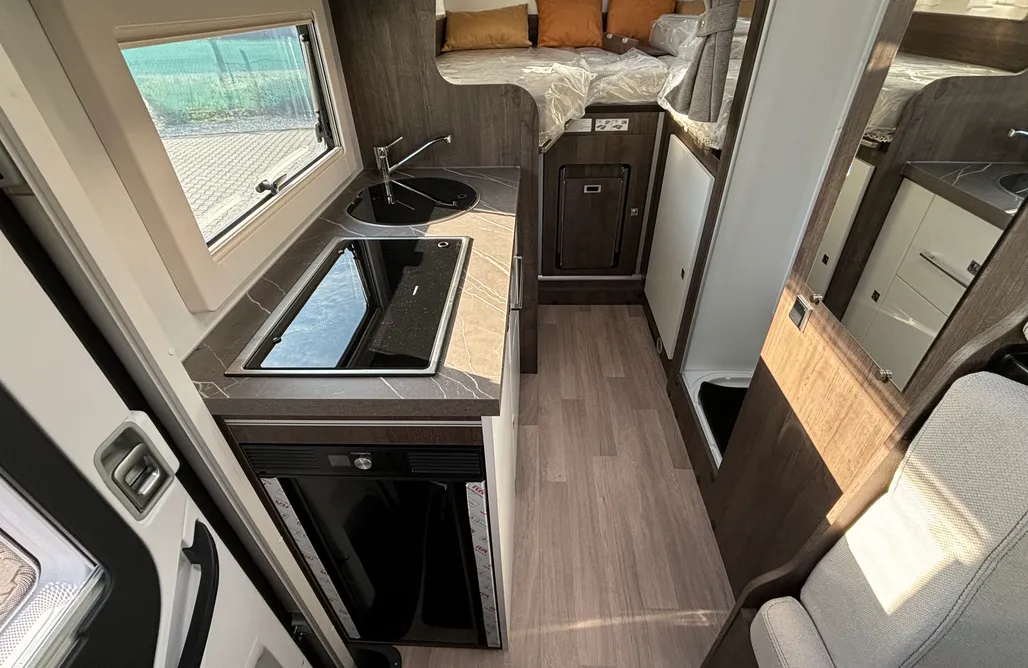 AlohaCamp Kompaktowy nowy kamper Benimar Yrteo 861 | idealny dla par lub 2+1 3