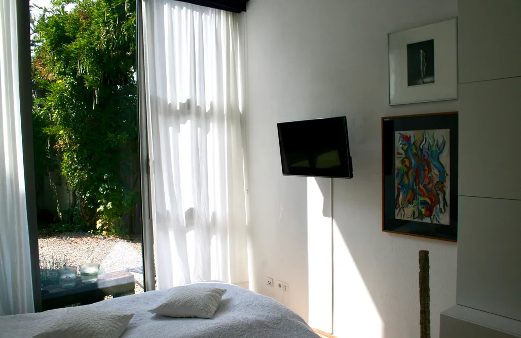 AlohaCamp room art lovers 4