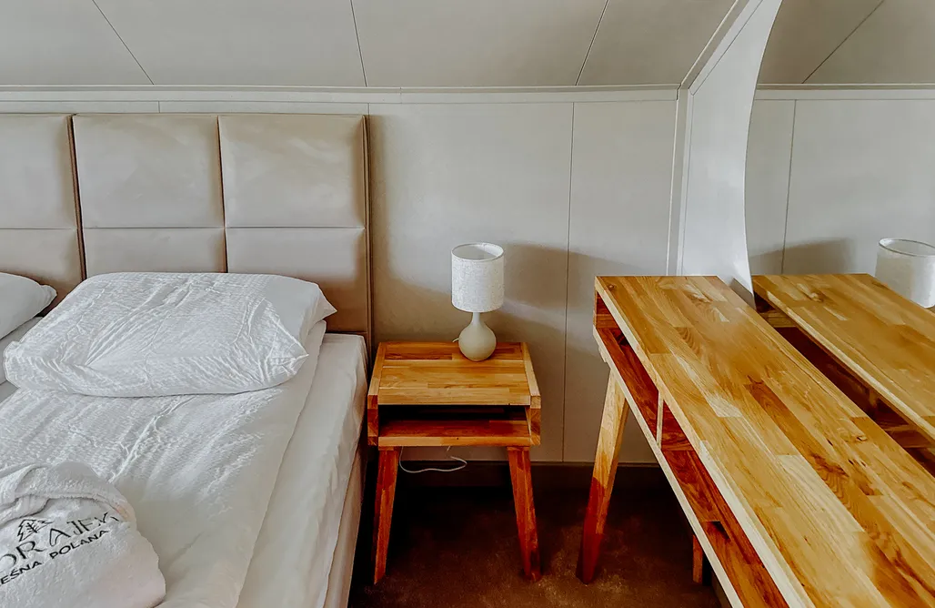 AlohaCamp Domek z antresolą i barierką przy stawie 2 4