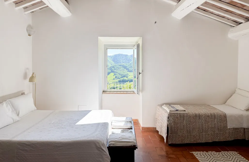 Nuit Insolite Corse Piccoli Soli, chic country house in Gubbio Italy 1