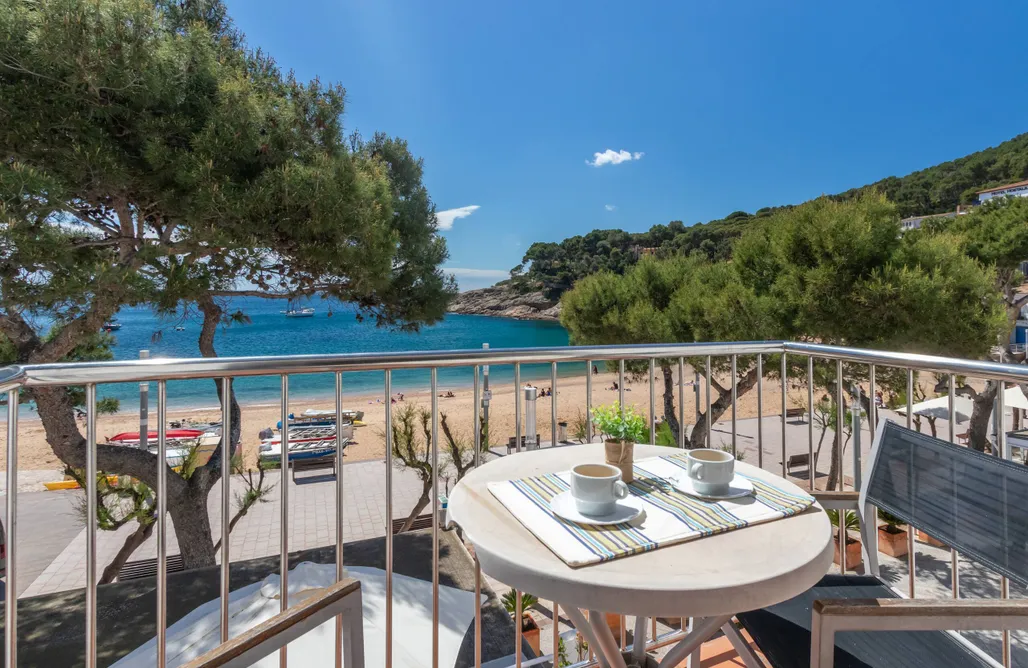 AlohaCamp accommodation Apartamento frente al mar en Tamariu II 2