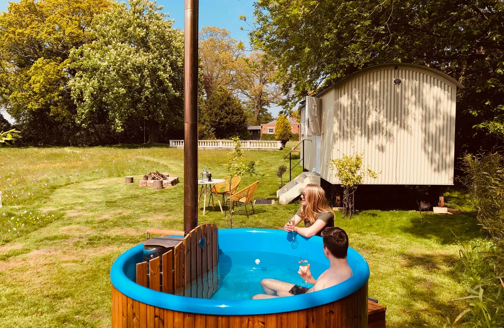 The Hideaway Hut & Hot Tub AlohaCamp