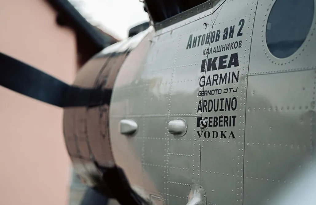 AlohaCamp accommodation Flugzeug im Garten 1