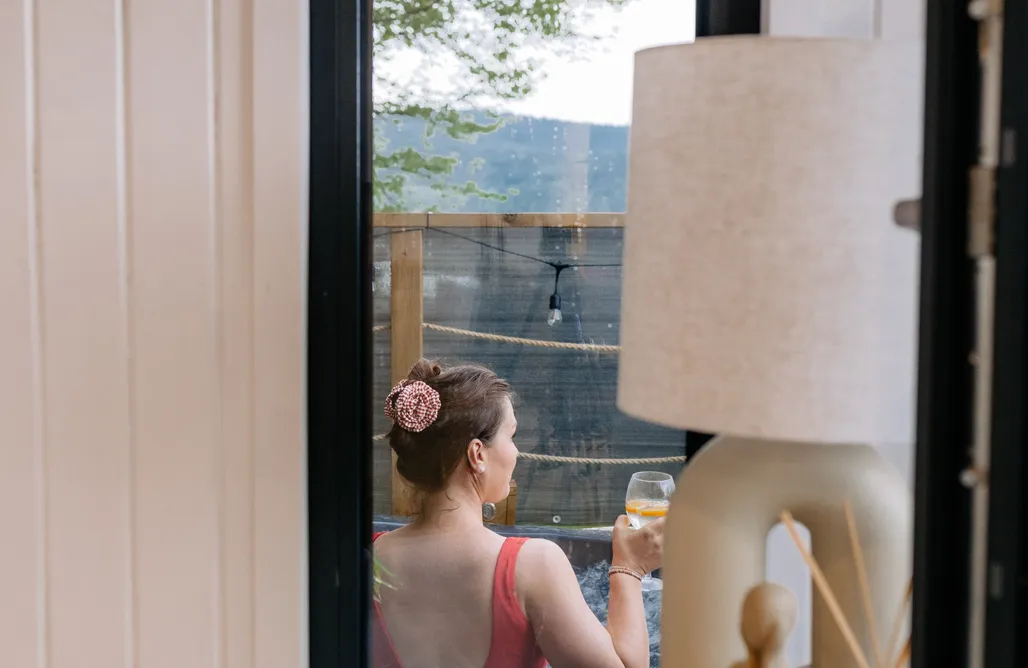 Alojamiento Cracovia Tiny House Okno na Beskidy cabaña con bañera, sauna y vista a las montañas 1