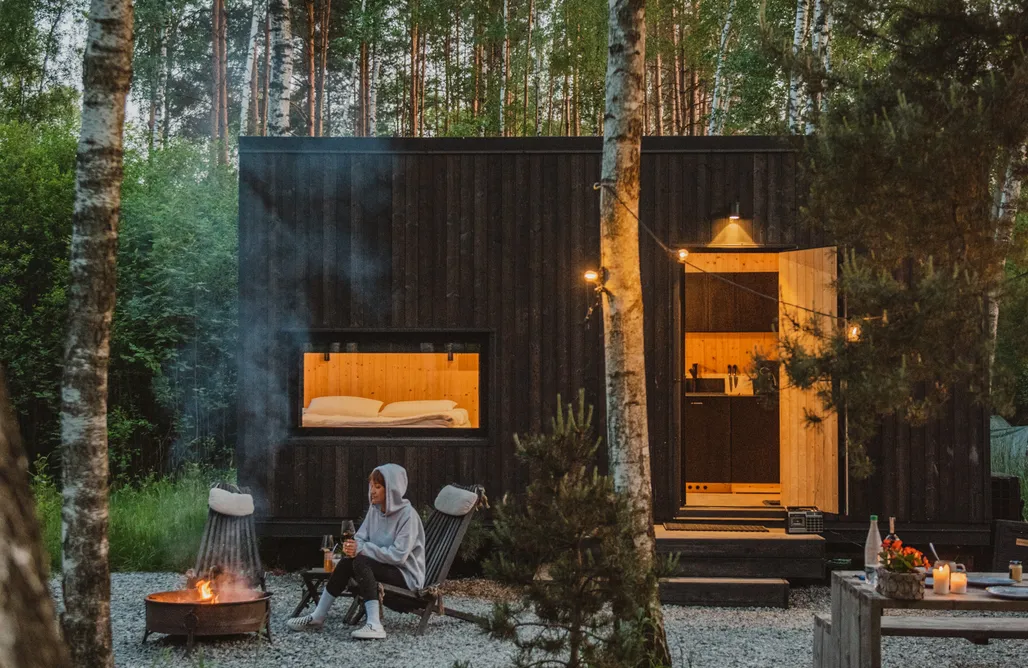 AlohaCamp accommodation Hidden Base - całoroczny domek ukryty w lesie 1