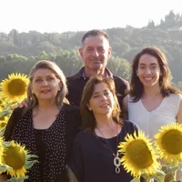Andrea host Casa spaziosa stile toscano, in un piccolo villaggio fra olivi e vigne
